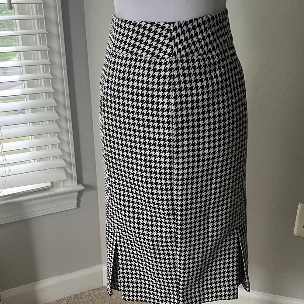 Kasper NWT sz 12 Classic Black and Ivory Houndstooth Skirt with 4 kickpleats